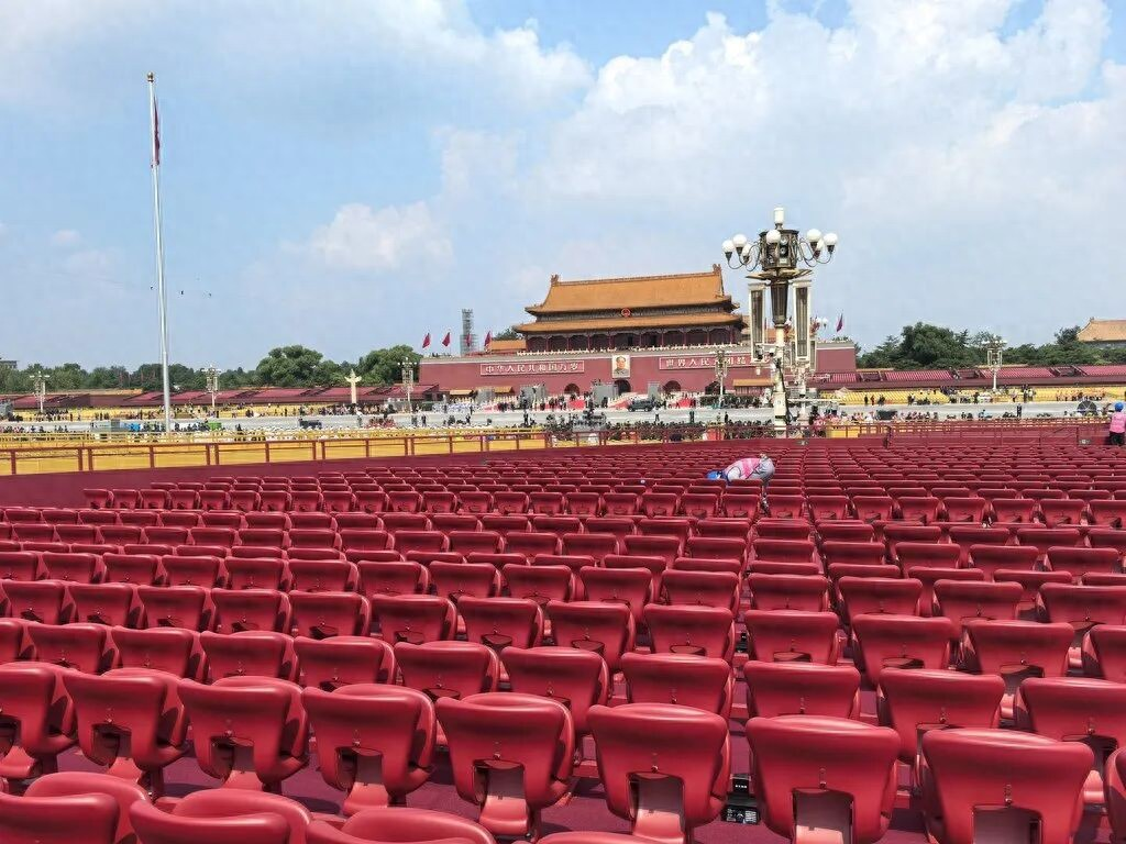 B体育官方网站-这下除了工作人员，全国都知道了！阅兵的座椅不是一个一个拆的